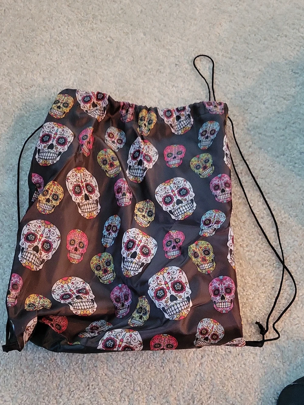 Betsey Johnson-Duffel Bag w/ wheels & handle. BONUS Drawstring Bag - Picture 6 of 6